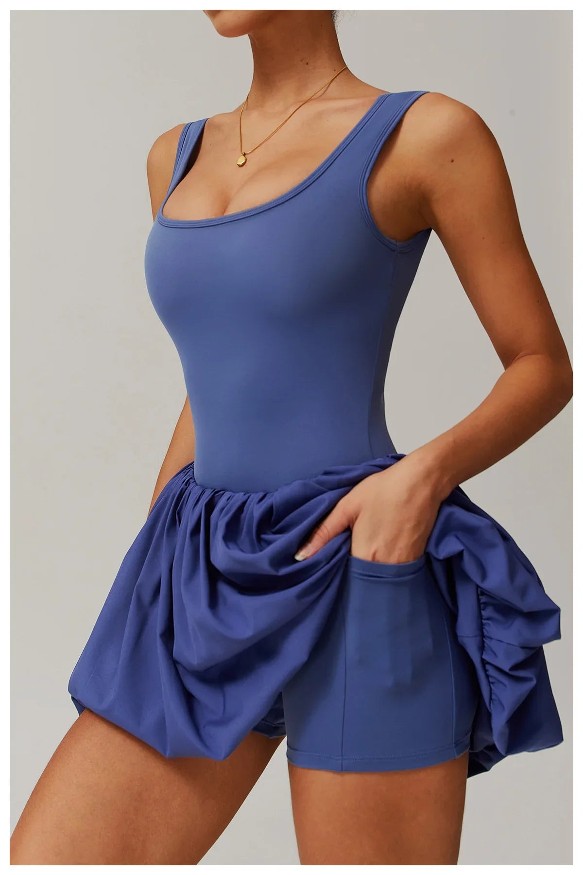 Sportliches Outfit Damen Einteiler in Blau mit Rock-Look
