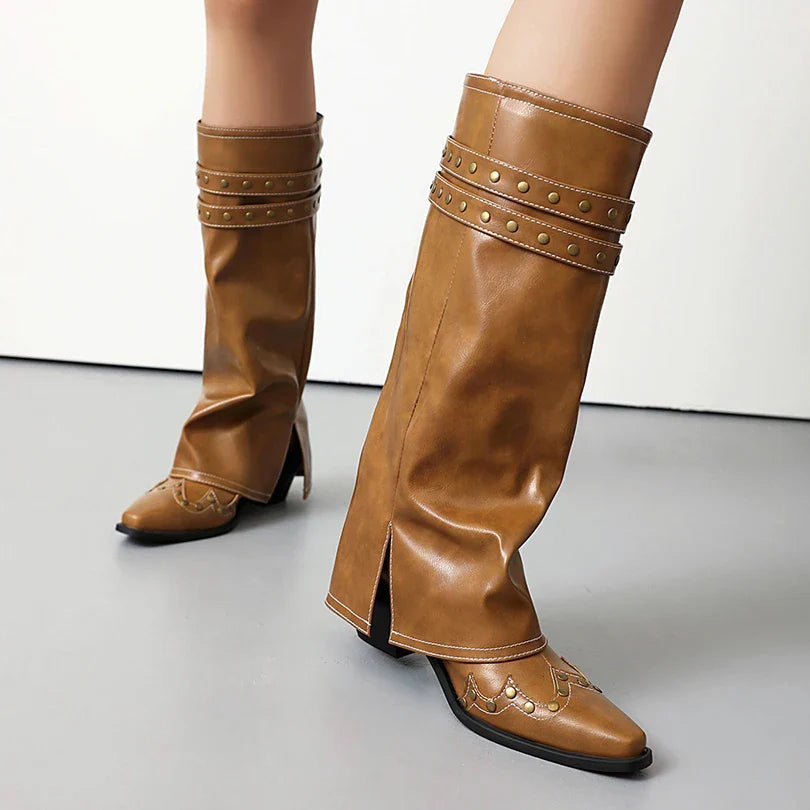 cognacfarbener Western-Kniestiefel mit Doppel-Schnalle und Nieten, getragen – Seitenansicht