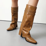 cognacfarbener Western-Kniestiefel mit Doppel-Schnalle und Nieten, getragen – Seitenansicht