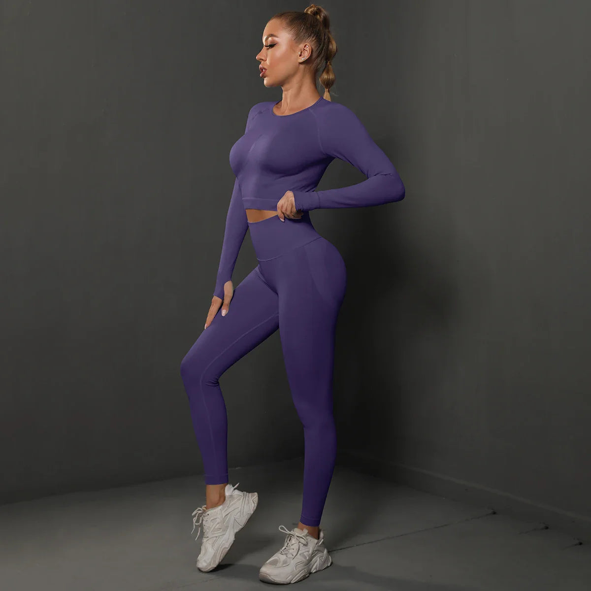 Sport Outfit Damen nahtlos in Dunkellila, figurbetonend
