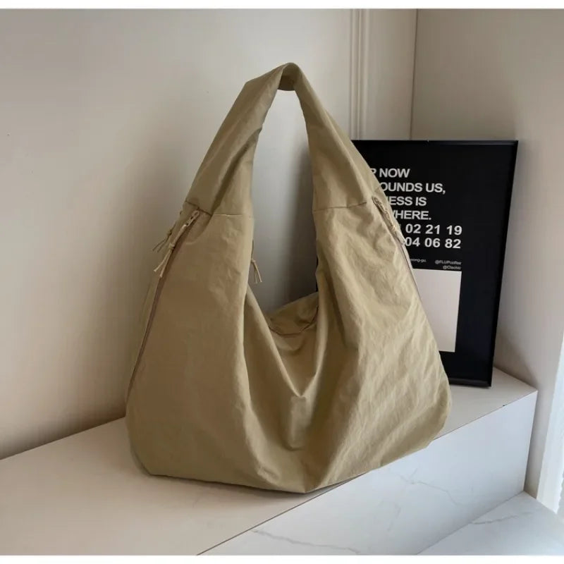 Schwarze Aether Tote – lässig und geräumig