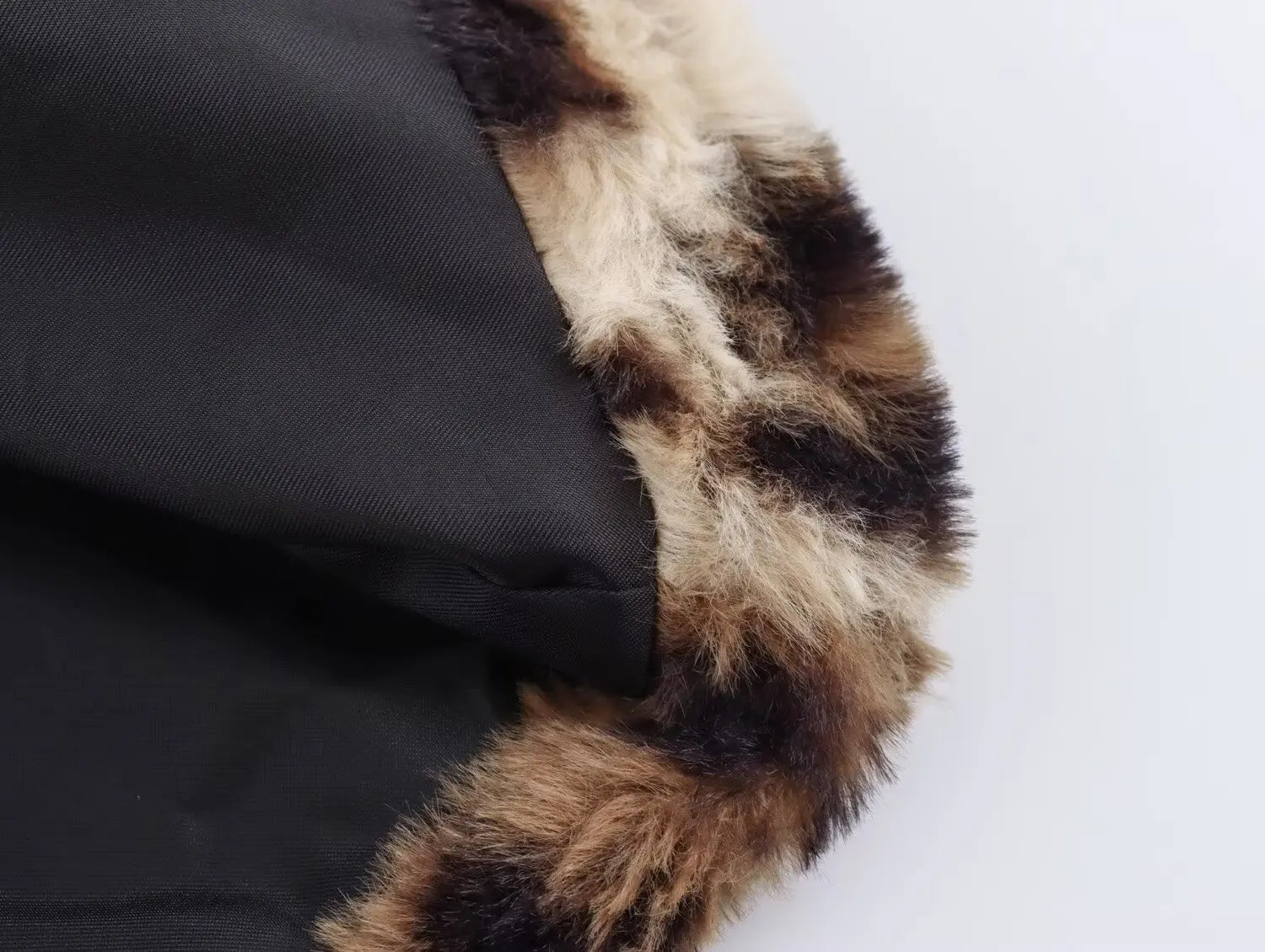 Leopard Elegance | Leoparden Wintermantel aus Kunstfell mit Luxus-Touch