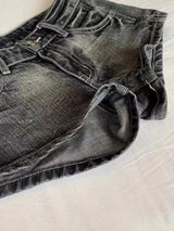 Denim Shorts Damen Schwarz Y2K Low Waist Used-Look – Noira von Talaine, Tragebild