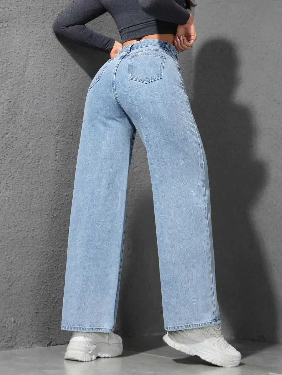 Lunira Wide-Leg-Jeans in Hellblau – Produktdetail mit Knopf und Bund