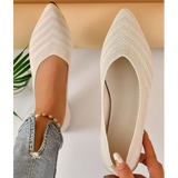 Beige Breeza Strick-Ballerinas von Talaine seitlich präsentiert