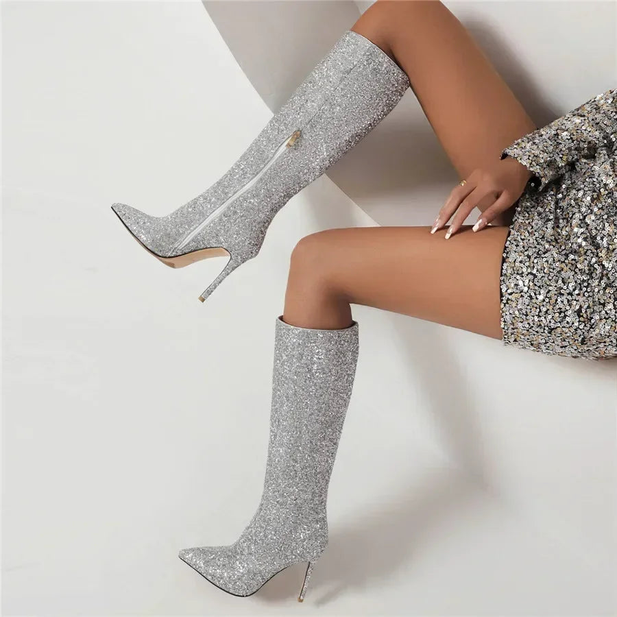 silberne kniehohe glitzerstiefel mit stilettoabsatz für festliche anlässe