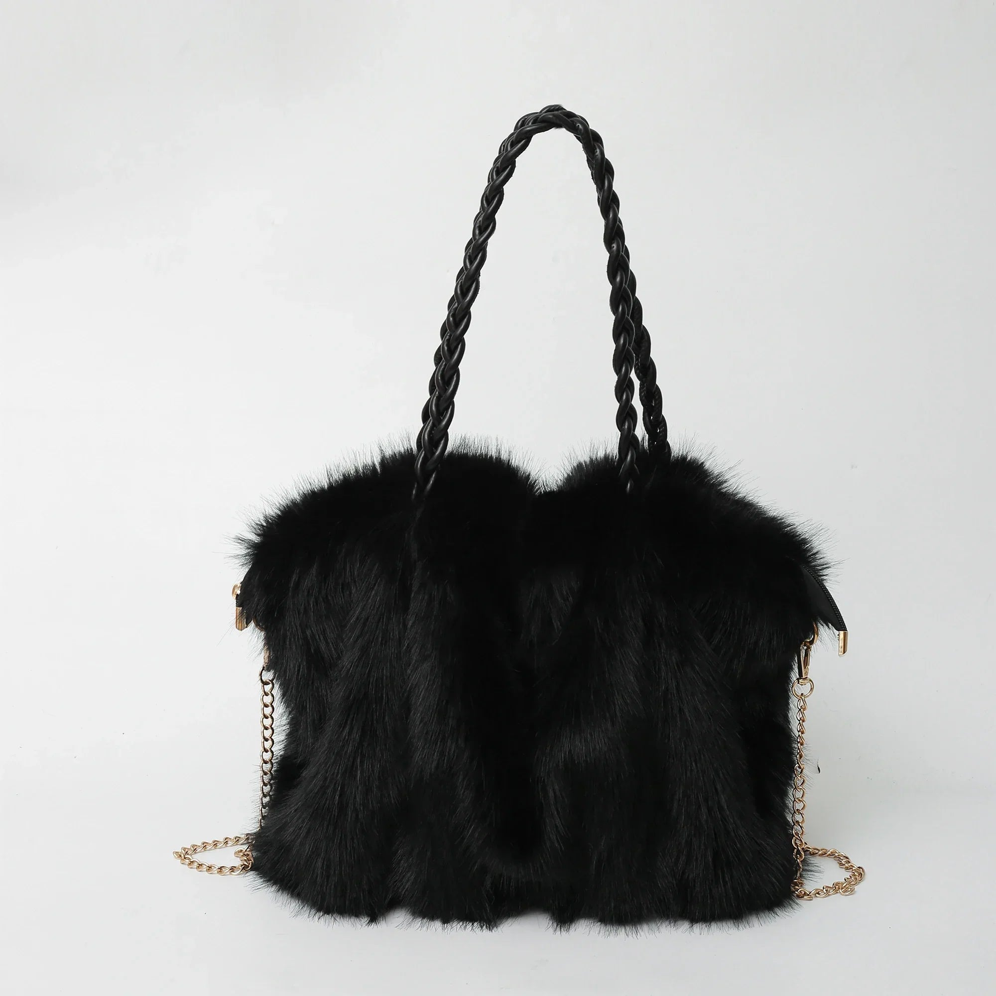 schwarze fluffy handtasche mit geflochtenem henkel und goldkette
