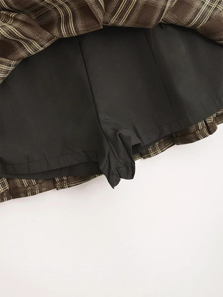 Karierter Faltenrock mit hoher Taille – Detailaufnahme