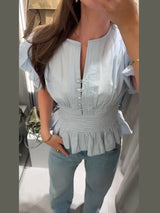 Bluse Damen Hellblau mit kariertem Saum – Marlene von Talaine, Styling-Ansicht