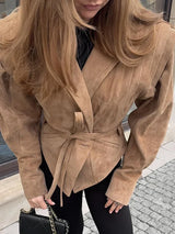 beige vegane Wildlederjacke mit Gürtel und Schulterdetails für Damen