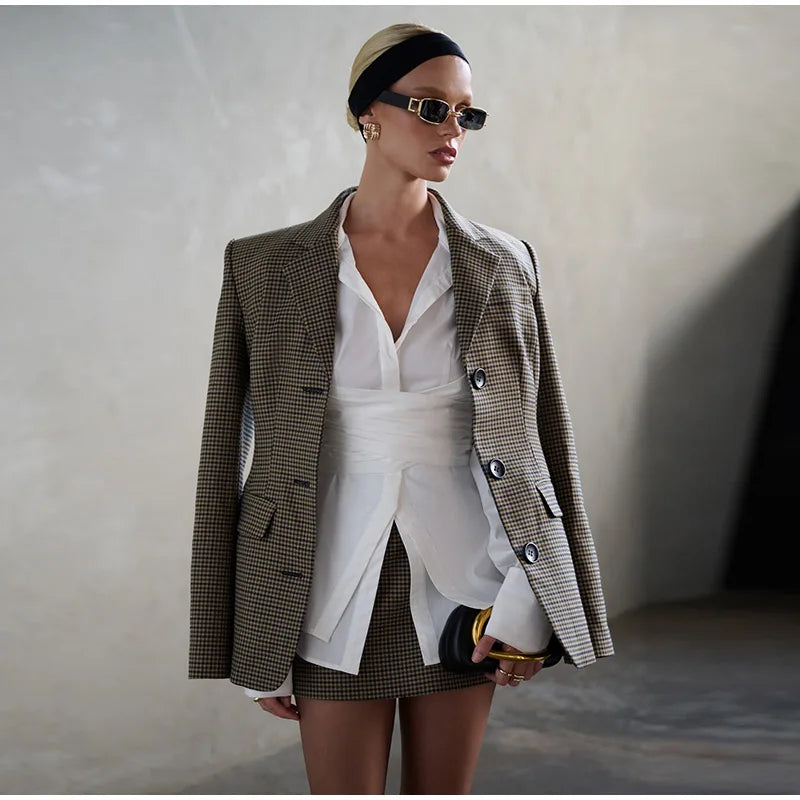 Weißes Wickeldetail an Bluse – figurbetonte Silhouette
