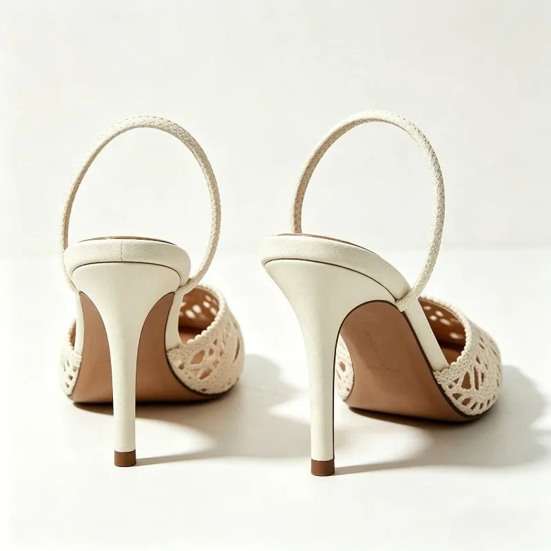 Veloura Slingback-Heels Creme – Rückansicht mit Slingback-Riemen und Stiletto-Absatz