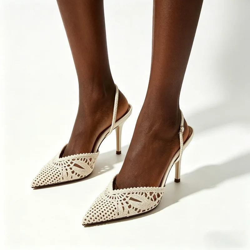 Veloura Slingback-Heels Creme – letzte Detailaufnahme im Studio