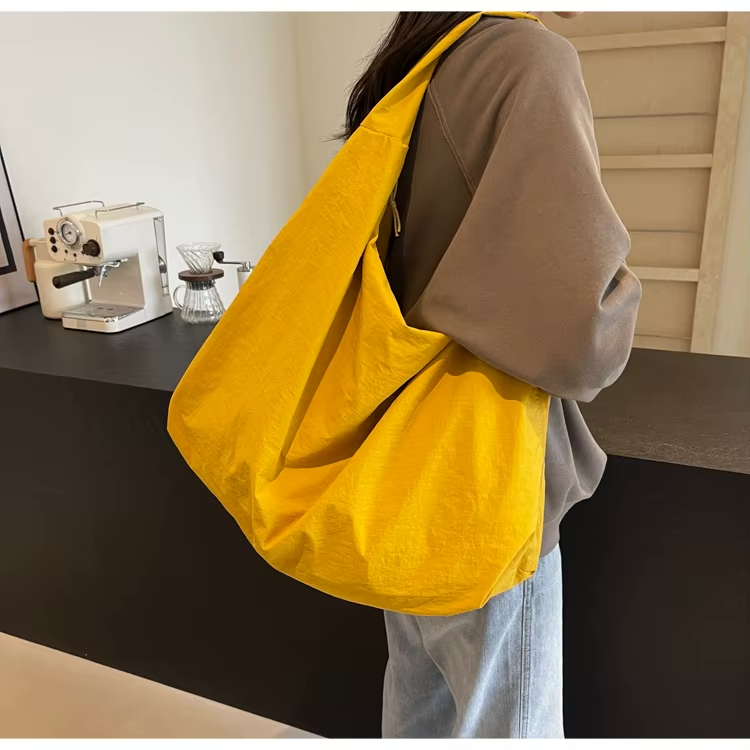 Frau kombiniert gelbe Aether Tote mit Casual Outfit