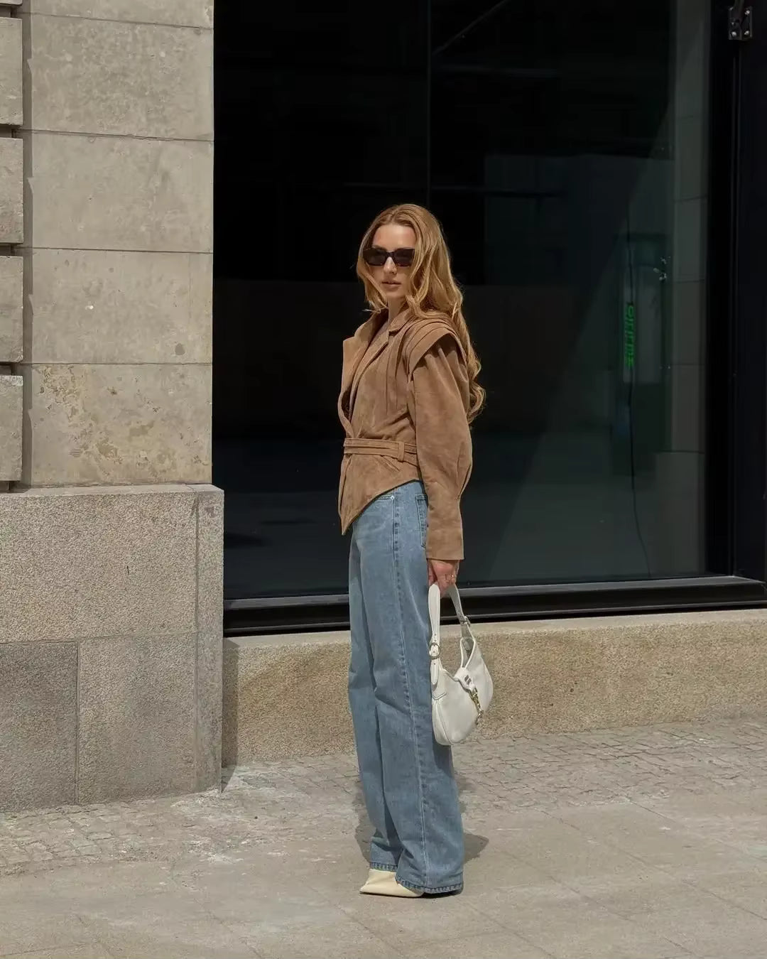 braune vegane Suede Jacke mit Taillengürtel und Falten-Details