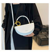 Amara Retro Crossbody Bag weiß als Shoulder Bag gestylt
