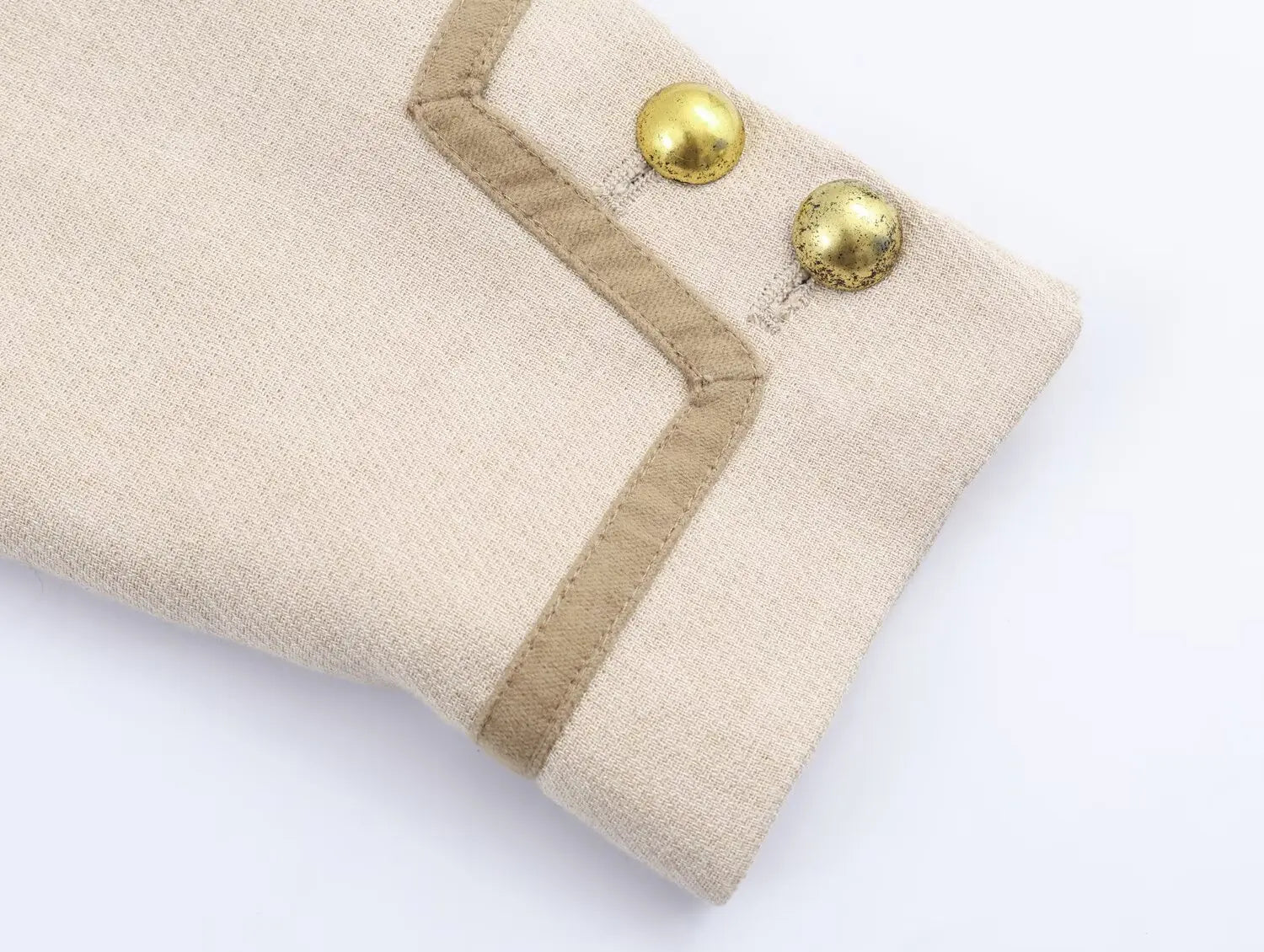 Velmira Kurzjacke Beige – Detail-Flatlay der Knopfleiste und Manschetten