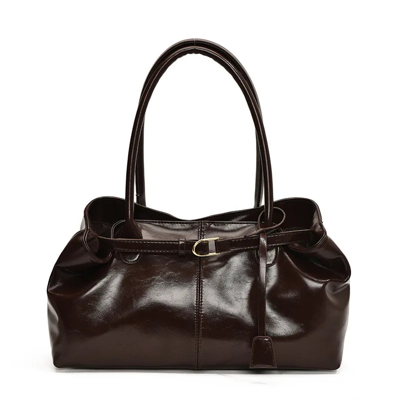 dunkelbraune vegane handtasche damen streetstyle look