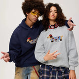 Navy Hoodie mit Dackel-Stickerei getragen von Frau
