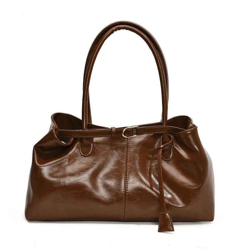 detailaufnahme braunes vegane handtasche damen mit glatter oberfläche und schnalle