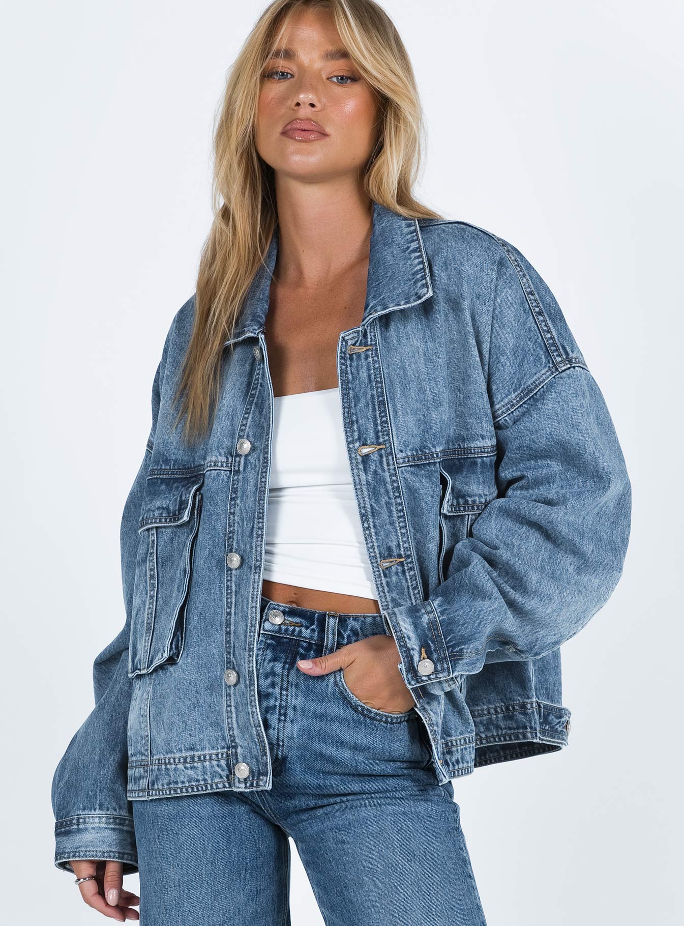 Damen Jeansjacke Oversize Look kombiniert mit weißem Top
