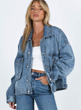Damen Jeansjacke Oversize Look kombiniert mit weißem Top
