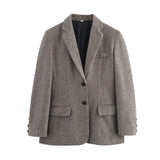 nahaufnahme karierter damen blazer mit schwarzen knöpfen