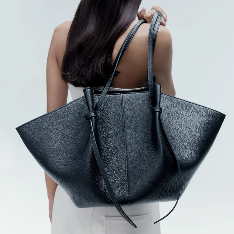 Avoria Tote Bag in Schwarz aus veganem Leder
