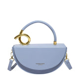 Amara Retro Halbmond Crossbody Bag in Hellblau mit Gold-Details
