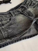 Jeans-Shorts Damen Schwarz Y2K Low Waist im Used-Look – Noira von Talaine, Seitenansicht