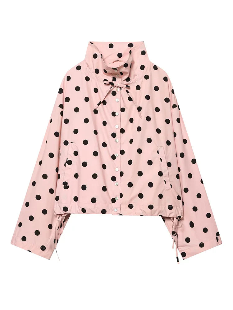 Rosalie Cropped Punkte-Jacke in Rosa – Detail-Flatlay mit Stehkragen und Schleife