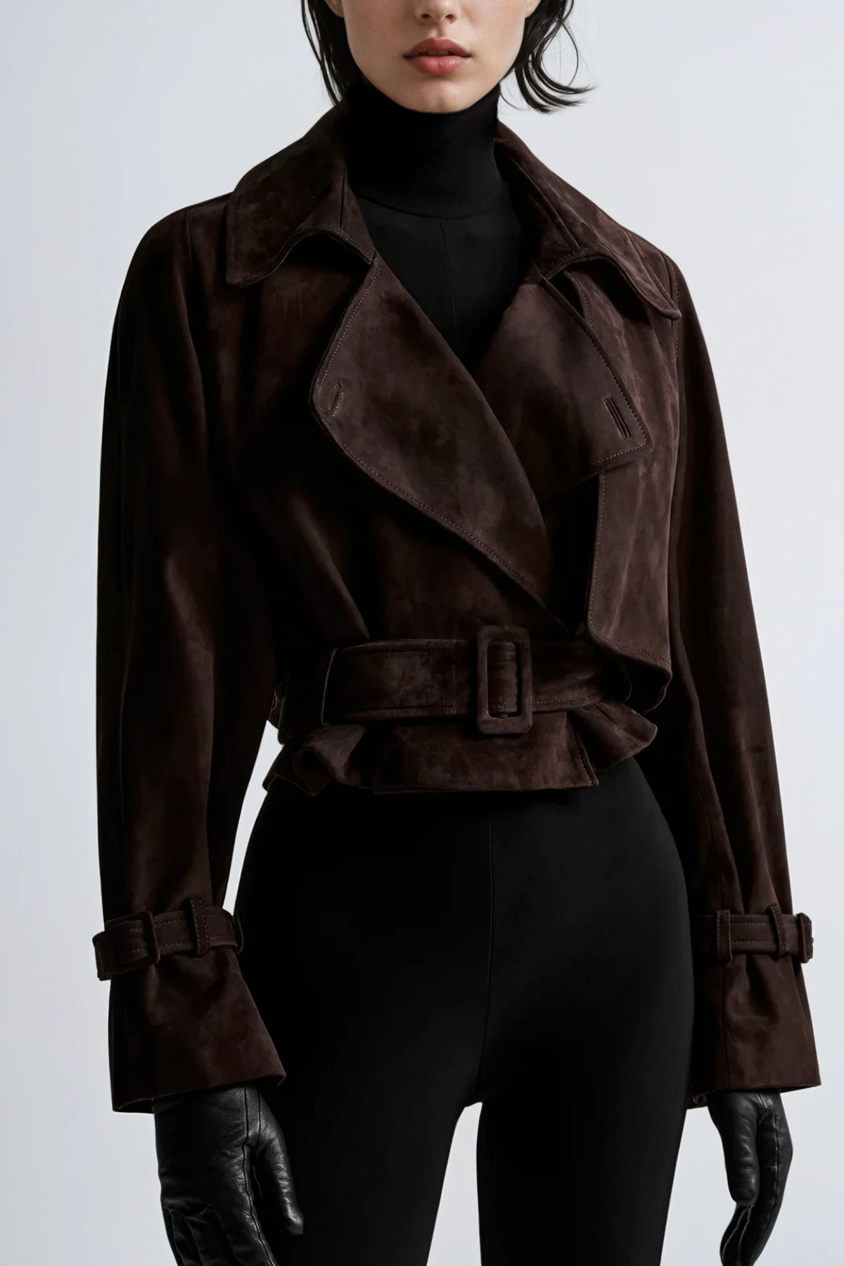 Avenza Cropped Jacket in dunkelbrauner Wildleder-Optik – Vorderansicht
