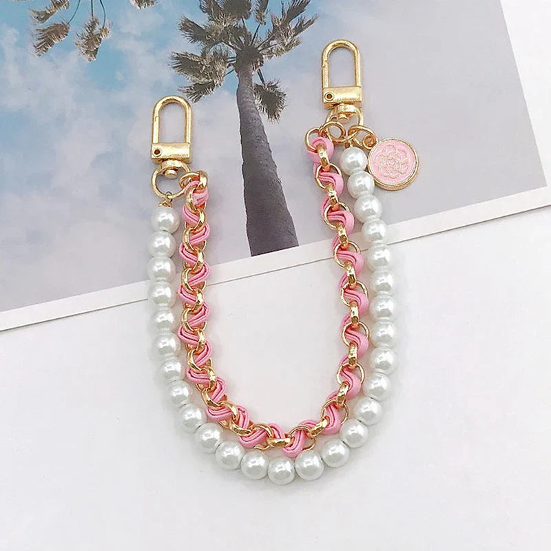 Aurora Pearl Strap mit goldenem Karabiner Nahaufnahme