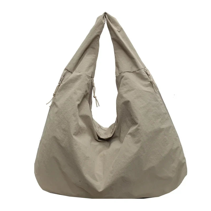 Beige Aether Tote im modernen Raum