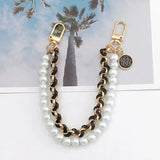 Aurora Pearl Strap an Handtasche befestigt
