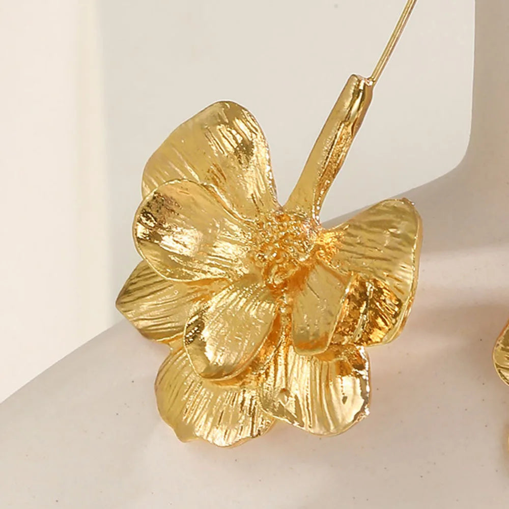 Detailaufnahme goldene Blume mit Hakenverschluss
