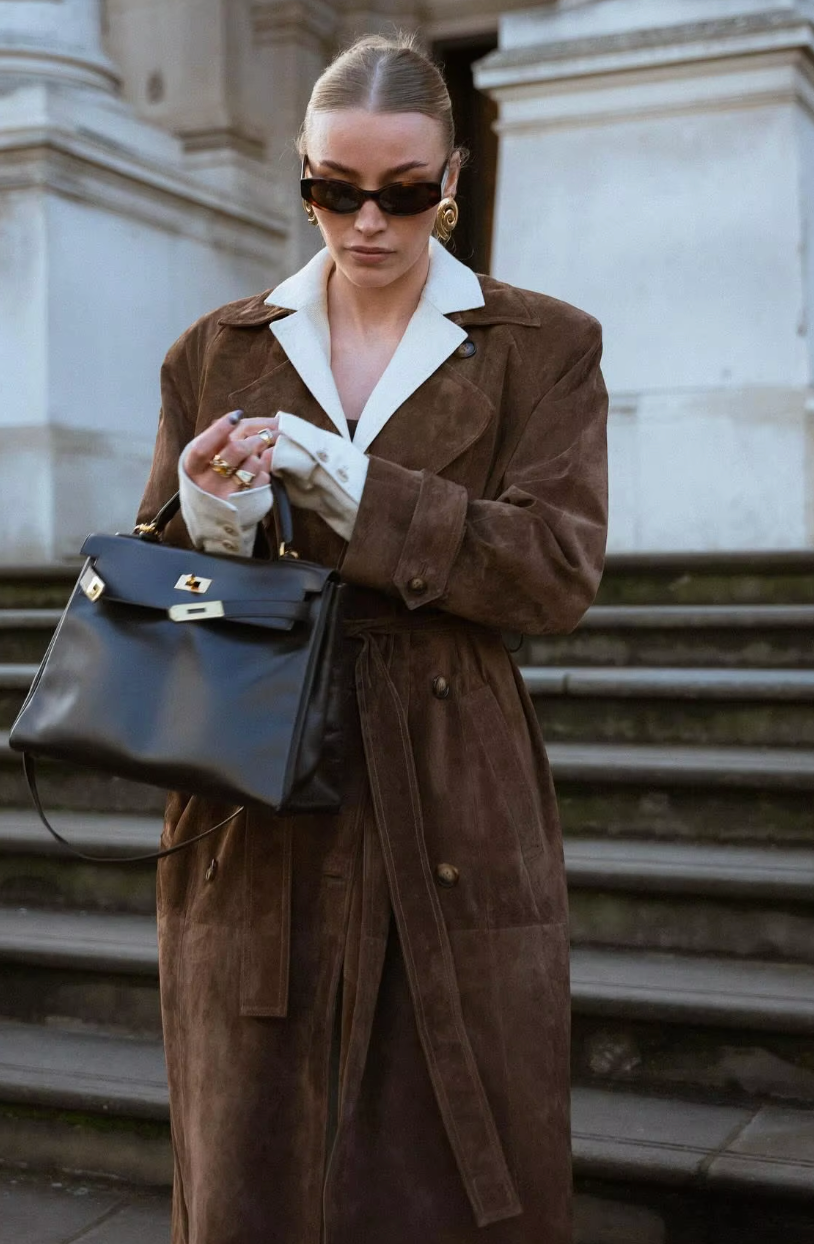 Damen Trenchcoat mit Bindegürtel in Wildleder-Optik Rückansicht