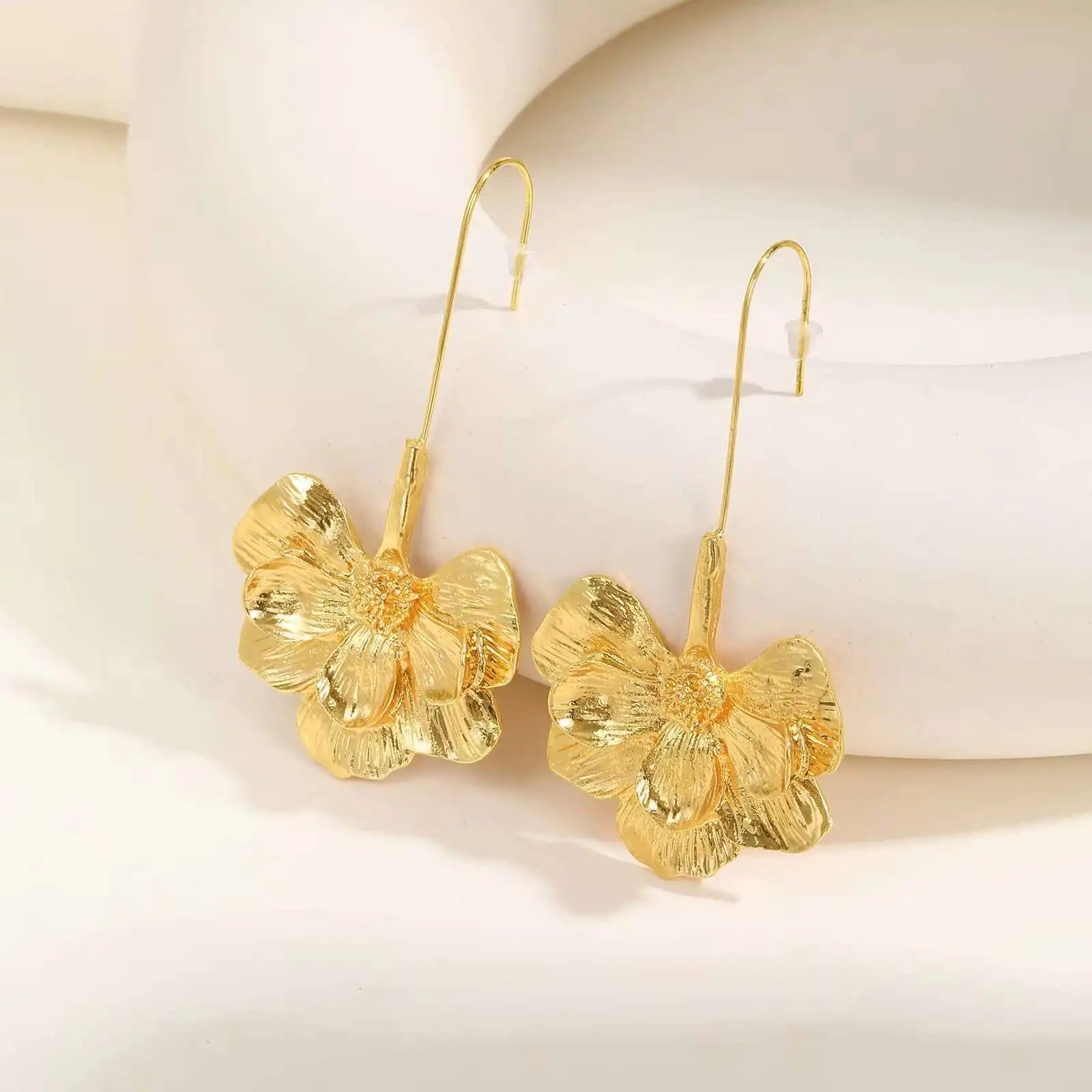 Amarisse Bloom Ohrringe auf Schmuckdisplay
