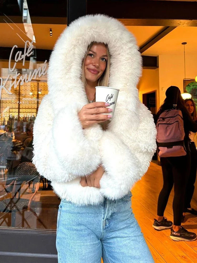 weiße Faux-Fur-Jacke mit großer Kapuze und Felloptik