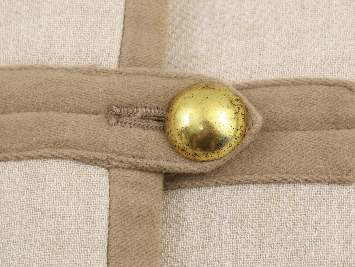Velmira Kurzjacke Beige – Produkt-Rückansicht mit Stehkragen