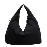 Schwarze Aether Tote Schultertasche auf Stuhl
