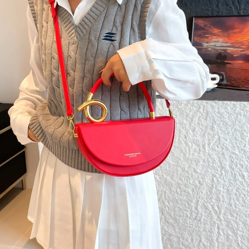 Amara Retro Halbmond Crossbody Bag in Korallrot mit Gold-Details
