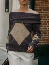 streetstyle look mit braunem off-shoulder pullover und lässiger hose