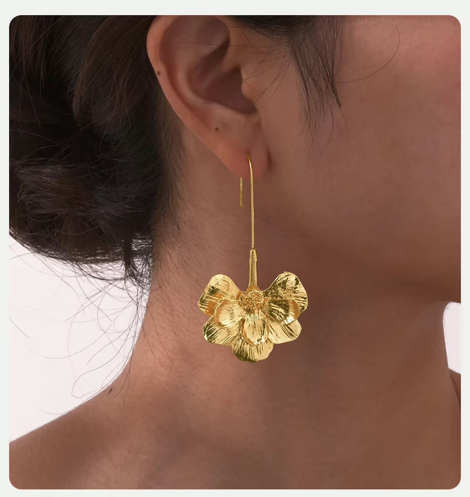 Porträt mit Amarisse Bloom Ohrringen und Hochsteckfrisur
