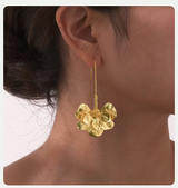 Porträt mit Amarisse Bloom Ohrringen und Hochsteckfrisur
