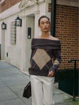 streetstyle look mit braunem off-shoulder pullover und lässiger hose