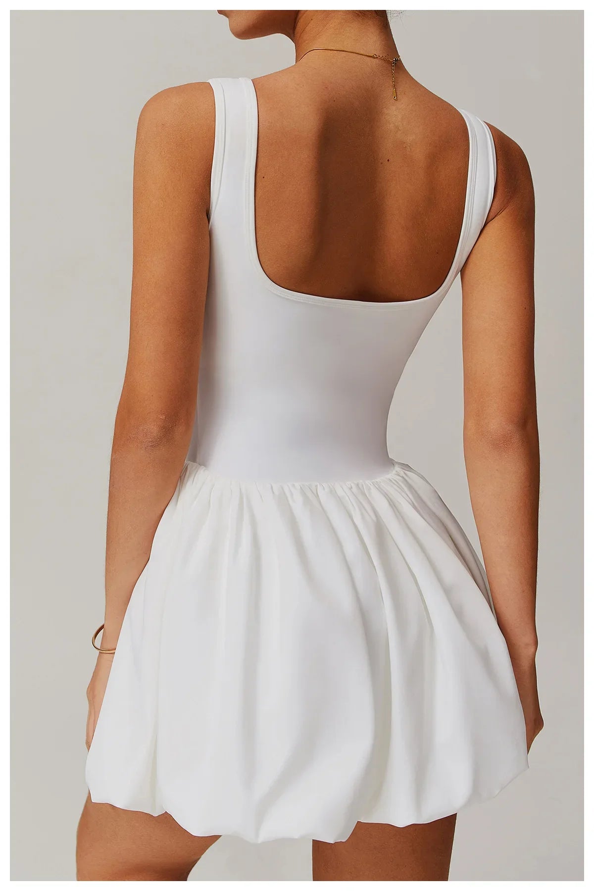 CourtGlow Playsuit | Sportlicher Damen Einteiler mit Rock-Look & Shorts