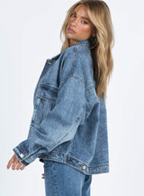 Model posiert in Denim-on-Denim Outfit mit Jeansjacke
