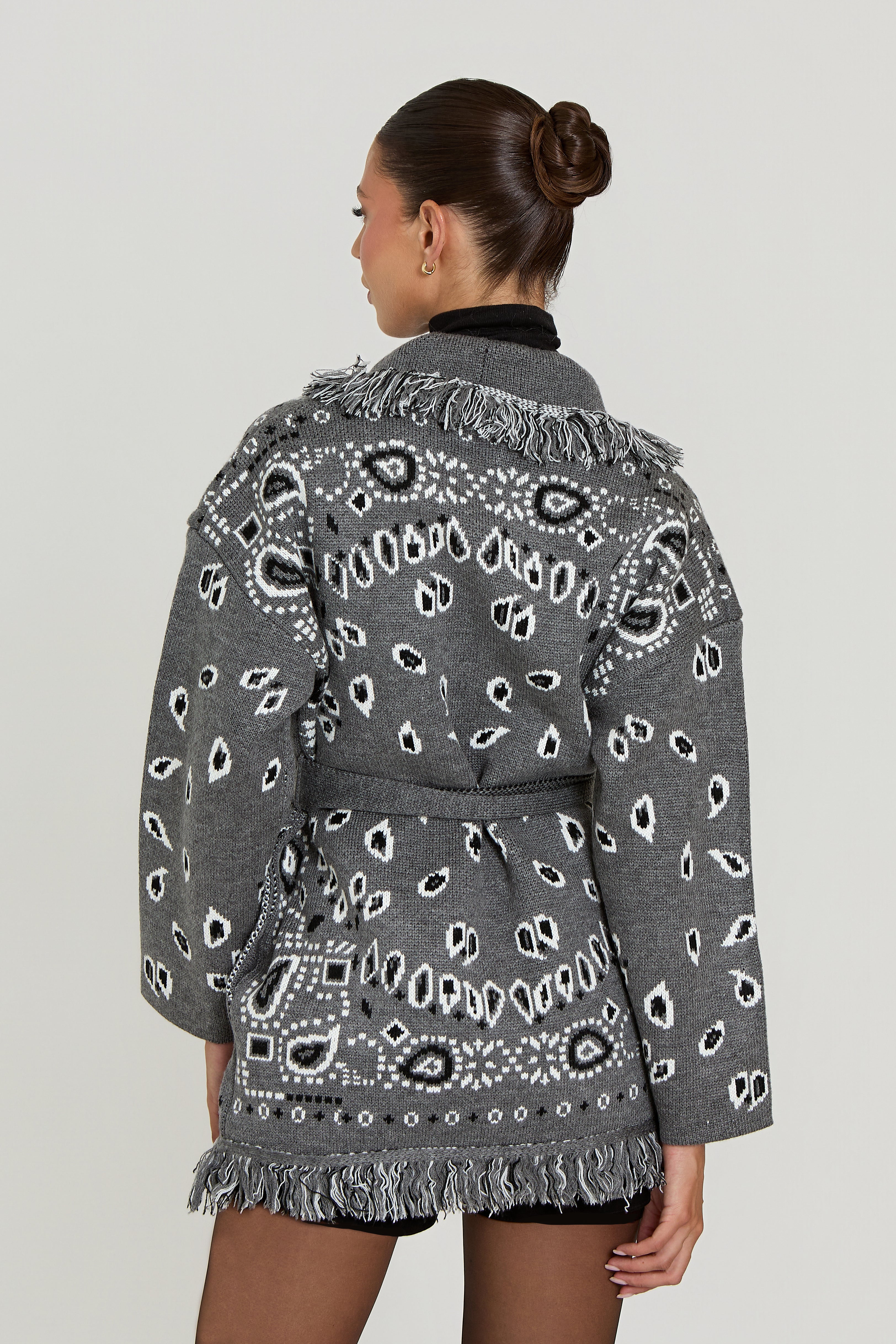 Meliora Bandana Cardigan | Warme Damen Strickjacke mit Fransen & Muster