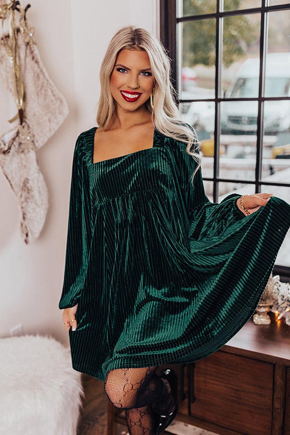 Vintage Belle Midi Dress – grünes Samtkleid mit quadratischem Ausschnitt